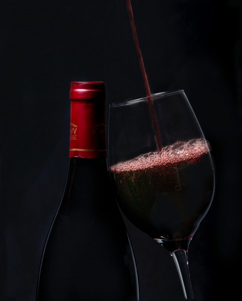 点击大图看下一张：高脚杯里轻盈流动的红酒图片