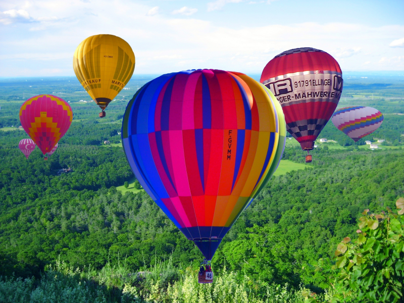 点击大图看下一张：缓慢升空的多彩热气球图片