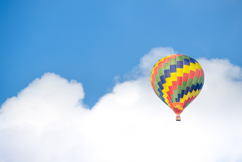 点击大图看下一张：缓慢升空的多彩热气球图片