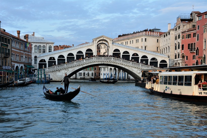 点击大图看下一张：意大利威尼斯里亚托桥建筑风景图片