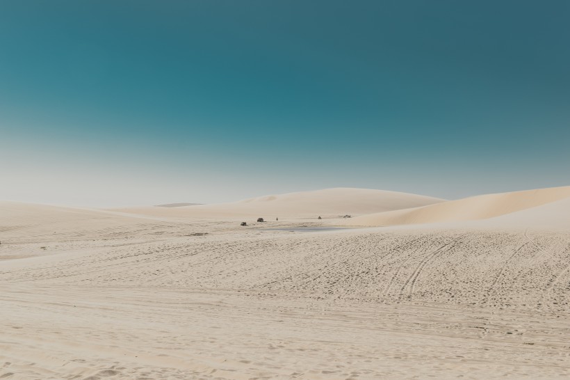 点击大图看下一张：无边无垠孤寂的沙漠图片