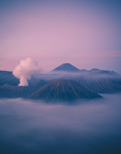 点击大图看下一张：雾气蒸腾的火山图片