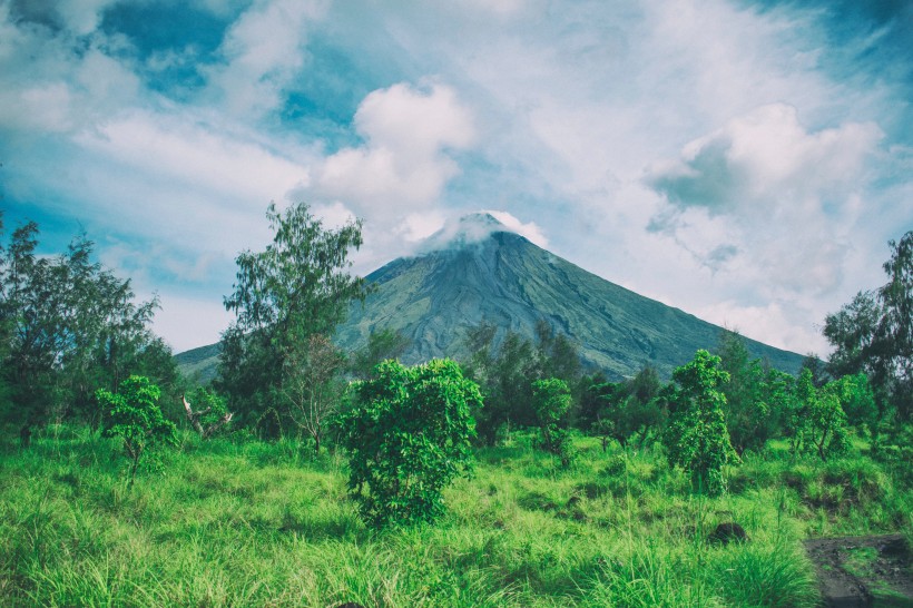 点击大图看下一张：雾气蒸腾的火山图片