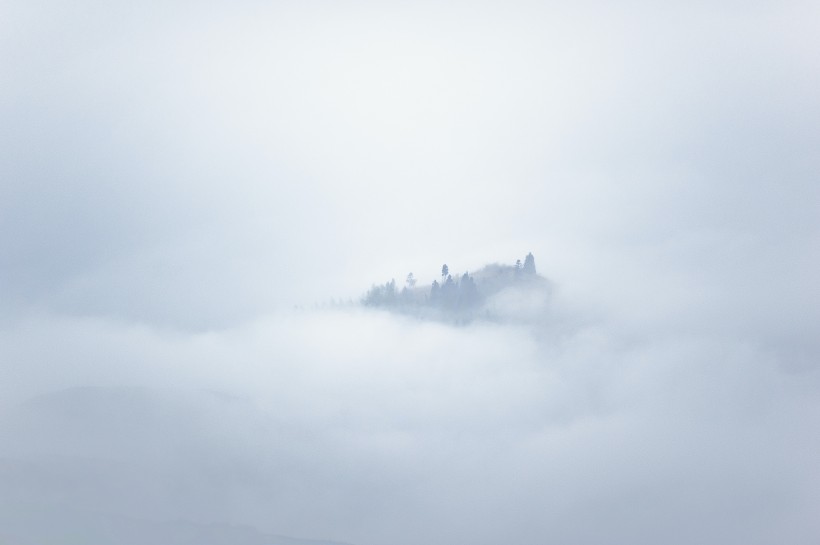 点击大图看下一张：白色蒸腾的雾风景图片
