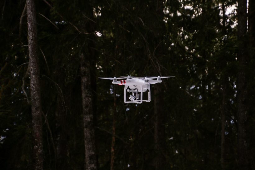 点击大图看下一张：飞行的遥控无人机图片