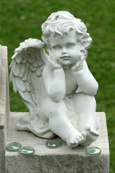 点击大图看下一张:可爱的小天使雕像图片