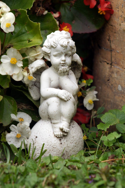 点击大图看下一张:可爱的小天使雕像图片