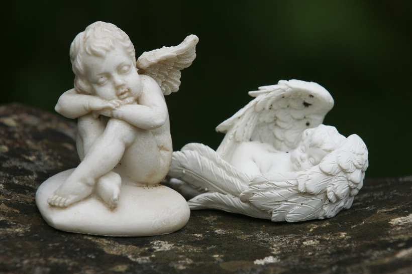 点击大图看下一张:可爱的小天使雕像图片