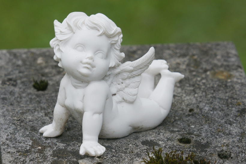 点击大图看下一张:可爱的小天使雕像图片
