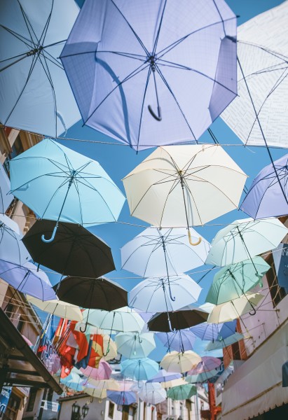 点击大图看下一张：五颜六色的雨伞长廊图片