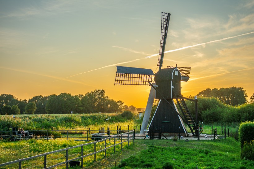 点击大图看下一张：荷兰风车特写图片