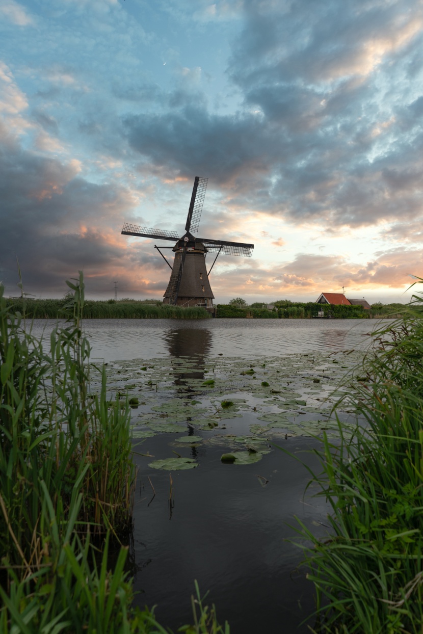 点击大图看下一张：荷兰风车特写图片