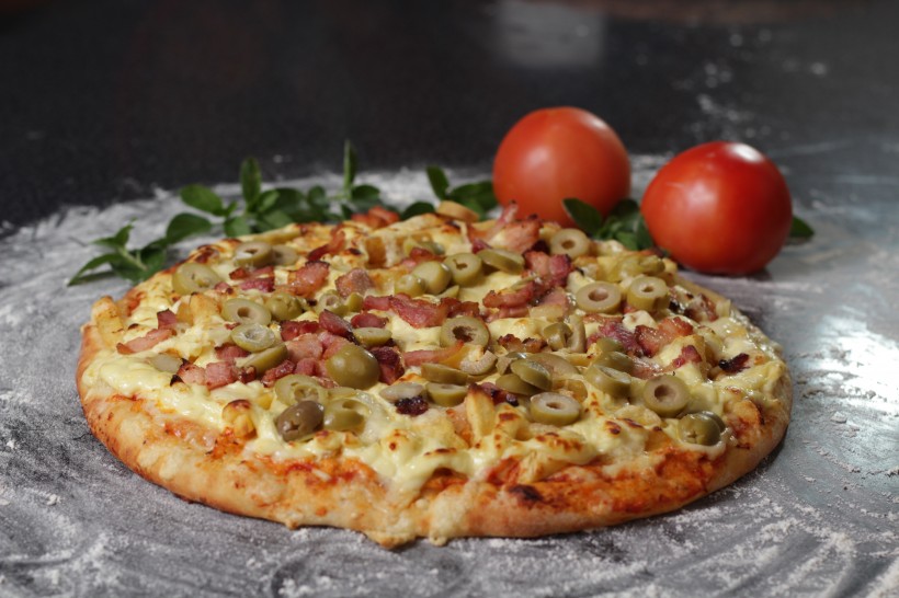 点击大图看下一张：食材丰富的披萨图片