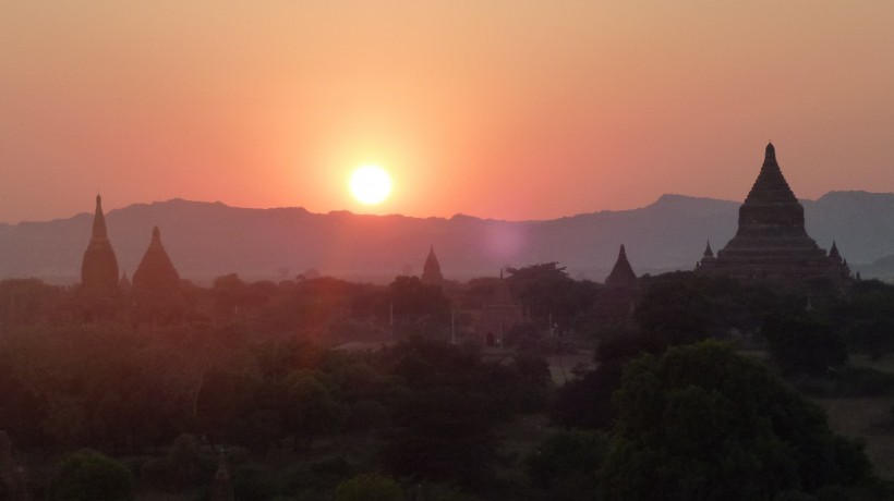 点击大图看下一张：缅甸蒲甘建筑风景图片