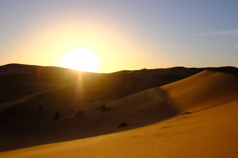 点击大图看下一张：无边无际荒凉的沙漠风景图片