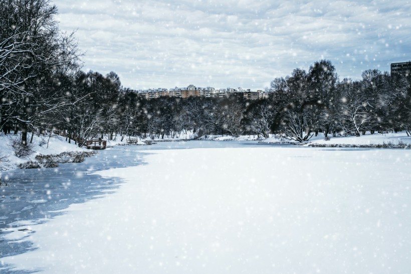 点击大图看下一张：冬季冰雪景色图片