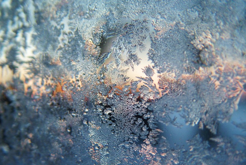 点击大图看下一张：透明寒冷的冰晶图片