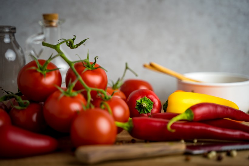 点击大图看下一张：营养丰富的红色番茄图片