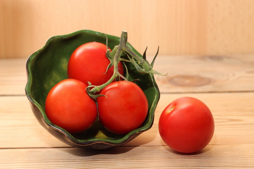 点击大图看下一张：新鲜红色的番茄图片