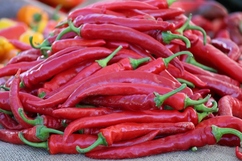 点击大图看下一张：新鲜的红辣椒图片