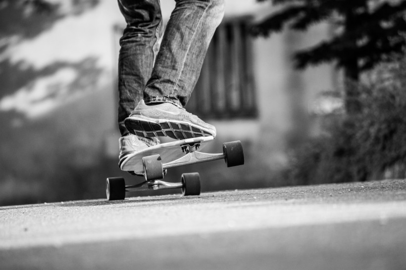 点击大图看下一张：炫酷的滑板运动图片