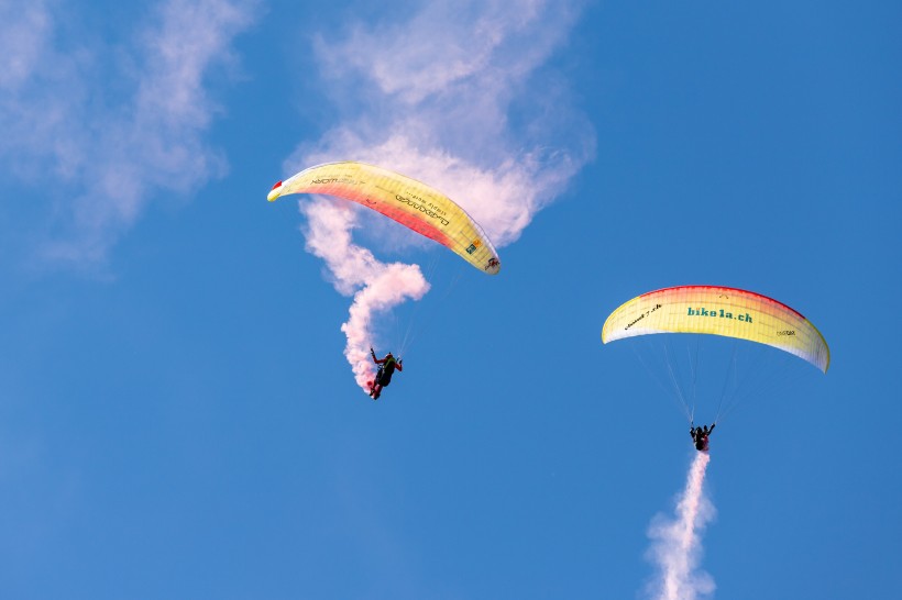点击大图看下一张：好玩刺激的滑翔伞图片