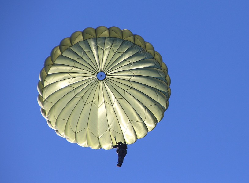 点击大图看下一张：好玩刺激的滑翔伞图片