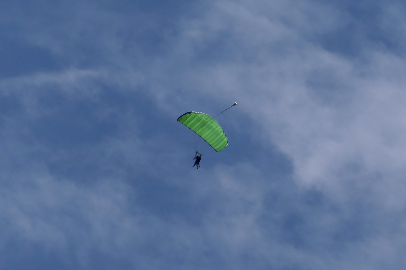 点击大图看下一张：刺激好玩的滑翔伞图片