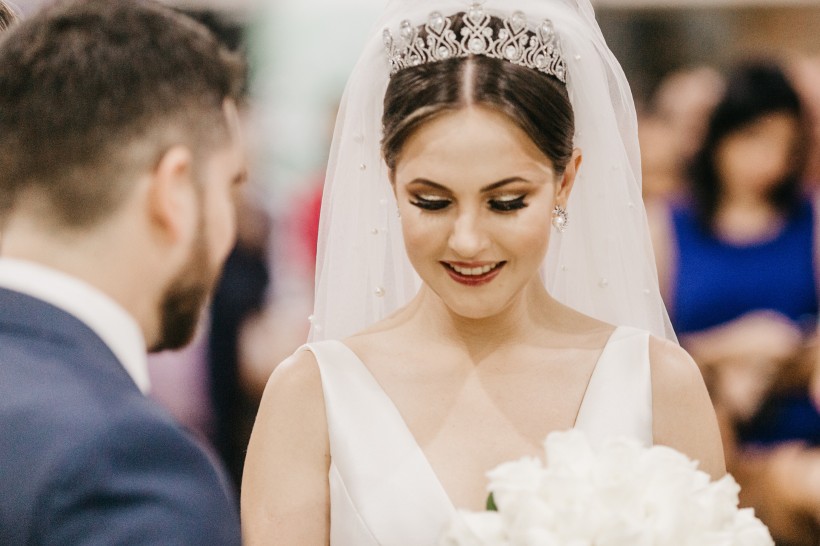 点击大图看下一张:身穿白色婚纱的新娘图片