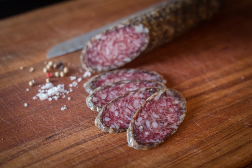 点击大图看下一张:肥瘦相间的火腿肠图片