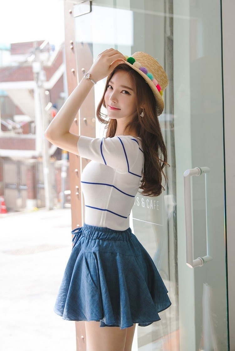 点击大图看下一张：韩国国宝级美女模特朴正允修身蓝色淑女裙图片