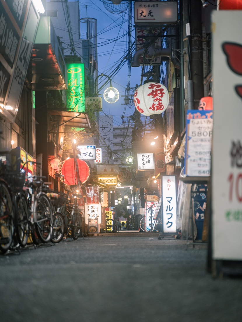 点击大图看下一张：日本街道夜景图片