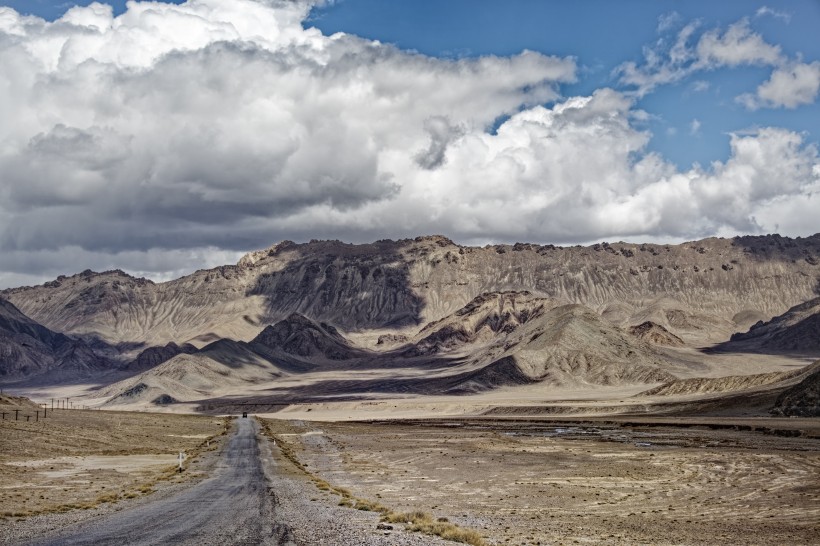 点击大图看下一张：塔吉克斯坦山脉风景图片