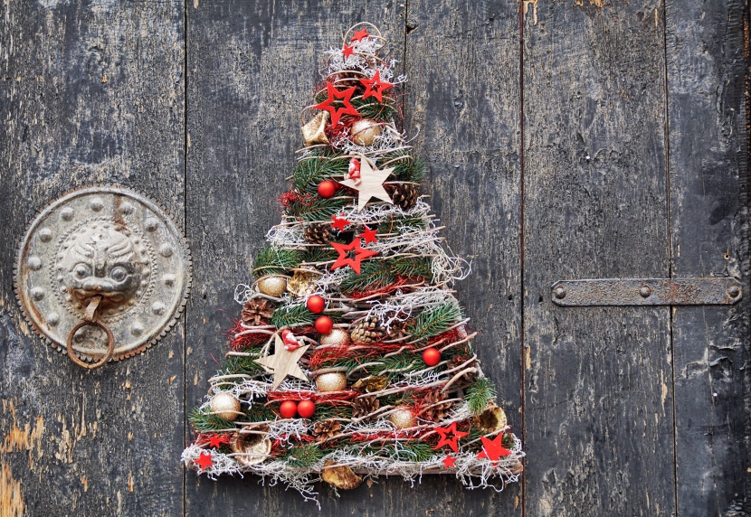 点击大图看下一张：装饰华丽的圣诞树图片