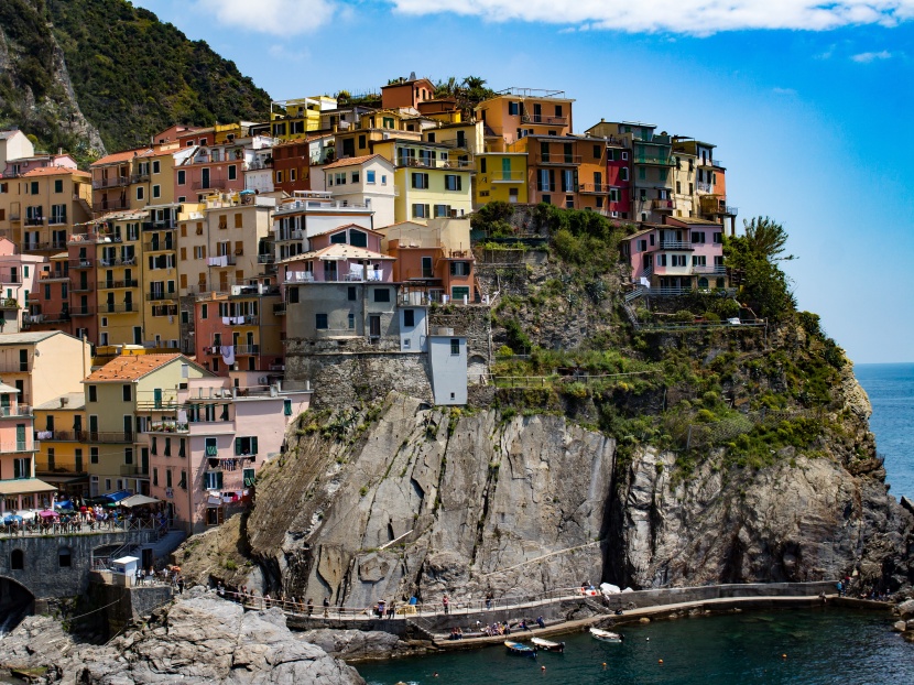 点击大图看下一张：依山临海的意大利五渔村图片