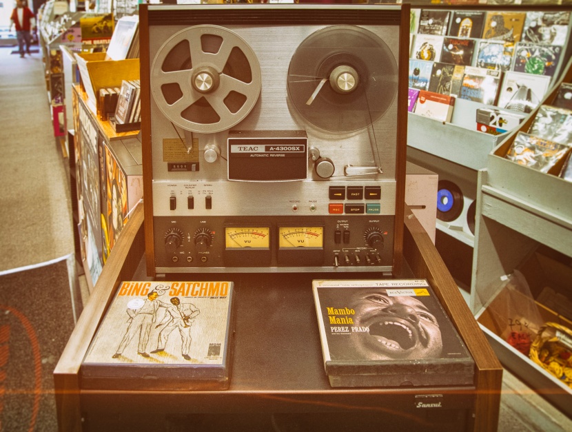 点击大图看下一张：复古的黑胶唱片店图片