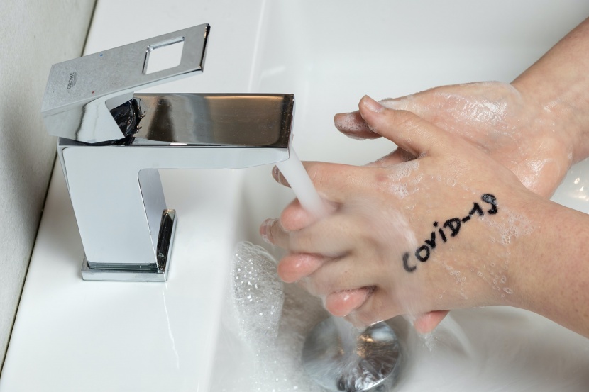 点击大图看下一张：流动的自来水洗手图片