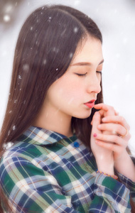 雪女清纯写真图片 闭目祈祷