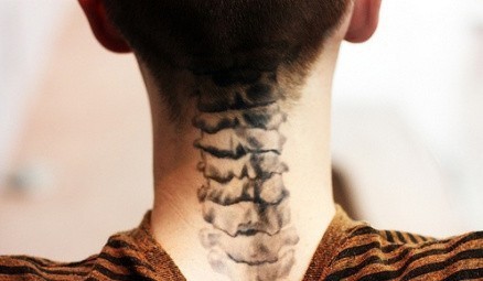 点击大图看下一张：欧美男人颈部独特黑白刺青