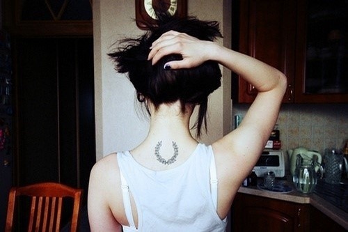 点击大图看下一张：女性颈部月牙独特刺青
