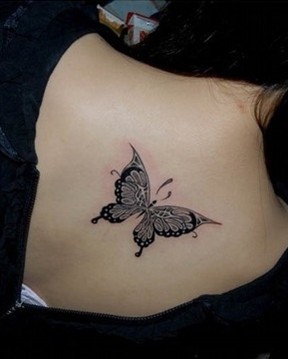 点击大图看下一张：女性肩部小巧蝴蝶刺青