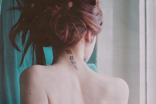 点击大图看下一张：女性颈部字符刺青