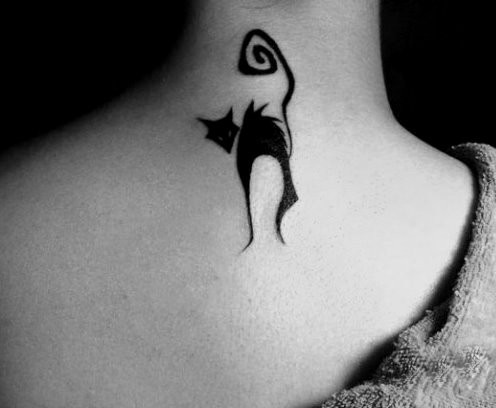 点击大图看下一张：女性颈部猫刺青