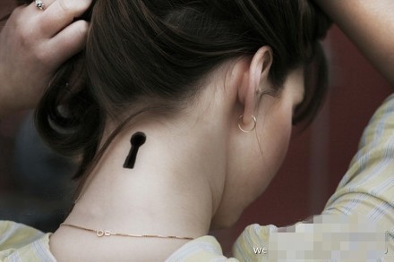 点击大图看下一张：女性颈部漂亮刺青