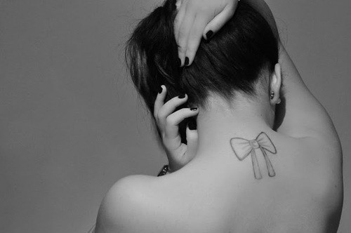 点击大图看下一张：女性颈部蝴蝶结可爱刺青
