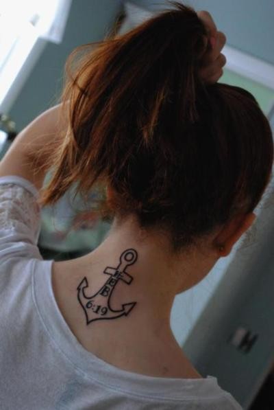点击大图看下一张:女性颈部锚刺青