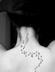女性颈部音符刺青