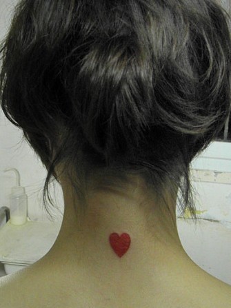 点击大图看下一张：女性颈部彩色心形刺青