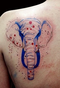 点击大图看下一张：肩部漂亮时尚的大象头像纹身