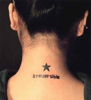 点击大图看下一张：女士后颈部星星字符刺青图案